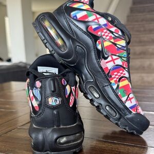 Nike Black and Multicolor Flag Athletic Shoes